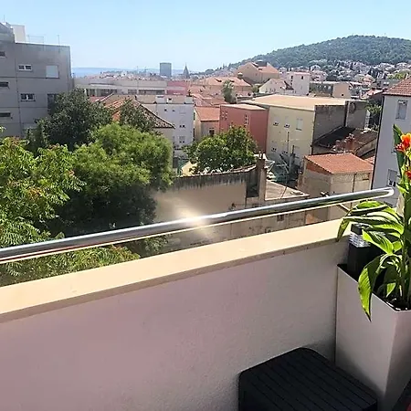 Sandra With Balcony فندق 3*